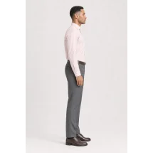 Chemise rose à rayures blanches - Style élégant pour hommes et femmes. — vue profil portée