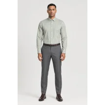 Chemise vert olive à rayures blanches - Style élégant pour hommes. — portée face — sur mesure — Costume Privé Paris