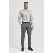 Chemise vert olive à rayures blanches - Style élégant pour hommes. — portée veste ouverte décontractée