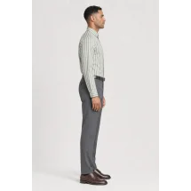 Chemise vert olive à rayures blanches - Style élégant pour hommes. — vue profil portée