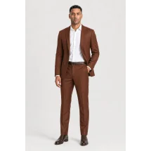 Costume mariage rouge brique — porté décontracté veste ouverte