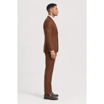 Costume mariage rouge brique — vue profil porté
