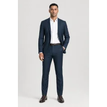 Costume mariage bleu nuit — porté décontracté veste ouverte