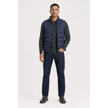 Doudoune bleu carreaux orange — porté veste partiellement ouverte