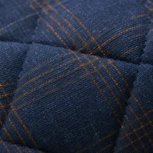 Doudoune bleu carreaux orange — détail macro tissu