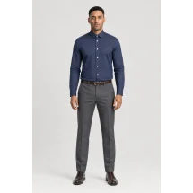 Chemise Denim Bleu Foncé - Style Décontracté et Élégant pour Hommes. — portée face — sur mesure — Costume Privé Paris