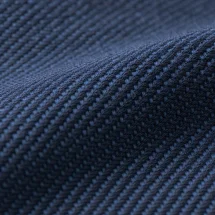 Chemise Denim Bleu Foncé - Style Décontracté et Élégant pour Hommes. — détail macro tissu et col