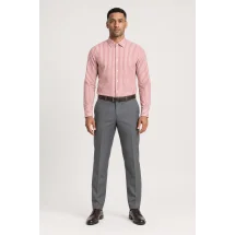 Chemise Rouge à Rayures Blanches - Style Élégant pour Hommes et Femmes. — portée face — sur mesure — Costume Privé Paris