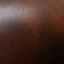 Chaussures Richelieu bout droit marron patiné — détail matière macro