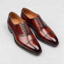 Chaussures Richelieu bout droit bordeaux patiné — packshot — Costume Privé Paris
