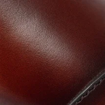 Chaussures Richelieu bout droit bordeaux patiné — détail matière macro