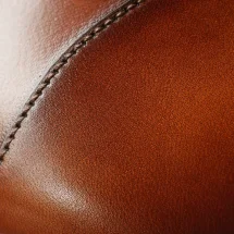 Chaussures Richelieu bout droit cognac patiné — détail matière macro
