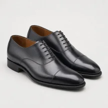Chaussures Richelieu bout droit noir patiné — packshot — Costume Privé Paris
