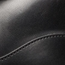Chaussures Richelieu bout droit noir patiné — détail matière macro