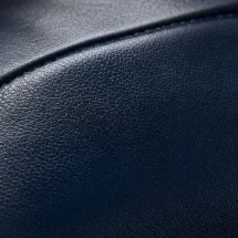 Chaussures Richelieu bout droit bleu patiné — détail matière macro