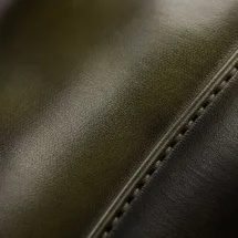 Chaussures double boucle vert patiné — détail matière macro