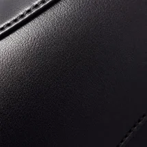 Chaussures double boucle noir patiné — détail matière macro