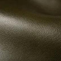 Chaussures derby vert patiné — détail matière macro