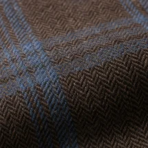 Veste large carreaux marron bleu — détail macro tissu