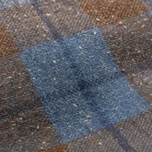 Veste marron bleu large carreau — détail macro tissu