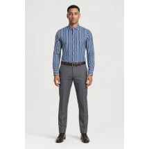 Chemise à rayures bleues et blanches - Style classique pour hommes. — portée face — sur mesure — Costume Privé Paris