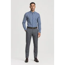 Chemise à rayures bleues et blanches - Style classique pour hommes. — portée veste ouverte décontractée