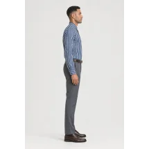 Chemise à rayures bleues et blanches - Style classique pour hommes. — vue profil portée