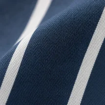 Chemise à rayures bleues et blanches - Style classique pour hommes. — détail macro tissu et col