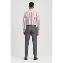 Chemise à rayures rouges pour homme — vue de dos portée