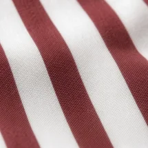 Chemise à rayures rouges pour homme — détail macro tissu et col