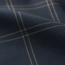 Chemise carreaux bleu — détail macro tissu et col