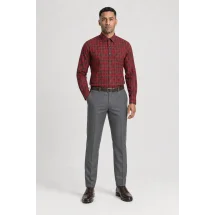 Chemise carreaux rouge — portée veste ouverte décontractée