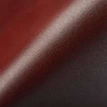 Baskets cuir bordeaux patiné — détail matière macro