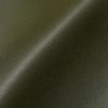 Baskets cuir vert patiné — détail matière macro
