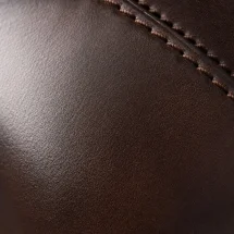 Baskets cuir marron patiné — détail matière macro