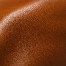 Baskets cuir cognac patiné — détail matière macro