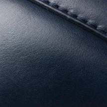 Baskets cuir bleu patiné — détail matière macro