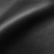 Baskets cuir noir patiné — détail matière macro