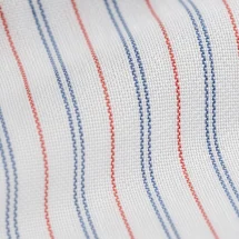 Chemise Fines Rayures Bleu Rouge — détail macro tissu et col