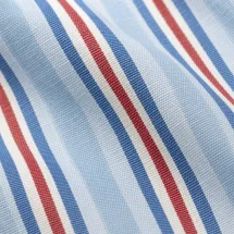 Chemise Larges Rayures Bleu Rouge — détail macro tissu et col