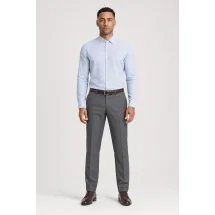 Chemise bleu Lin rayures blanches — portée face — sur mesure — Costume Privé Paris