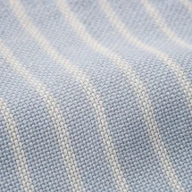 Chemise bleu Lin rayures blanches — détail macro tissu et col