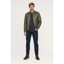 Blouson Cuir vert MA1 Steve — porté veste partiellement ouverte