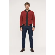 Blouson Suède rouge A1 Cary — porté face — sur mesure — Costume Privé Paris