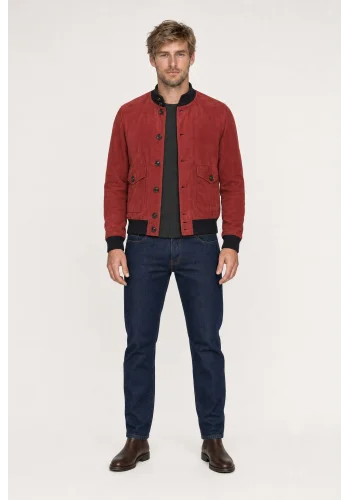 Blouson Suède rouge A1 Cary — porté face — sur mesure — Costume Privé Paris