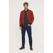 Blouson Suède rouge A1 Cary — porté veste partiellement ouverte