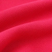 Bretelles rose fuchsia — détail matière macro