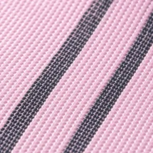 Bretelles rose rayures — détail matière macro