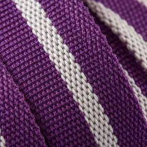 Bretelles violettes rayures — détail matière macro