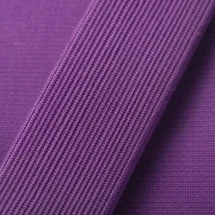 Bretelles violettes — détail matière macro